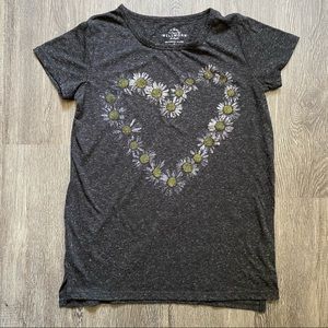 Wellworn Tshirt Size Small Flower Heart 15% Linen